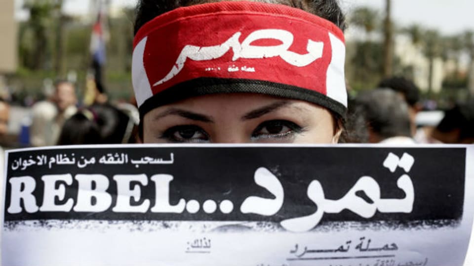 Die Unzufriedenen sind nicht verschwunden: Eine Demonstrantin mit einem Pamphlet gegen Präsident Mursi.