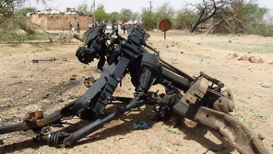 Die Reste des Fahrzeugs, mit dem sich ein Attentäter im Militärcamp in Niger in die Luft sprengte.