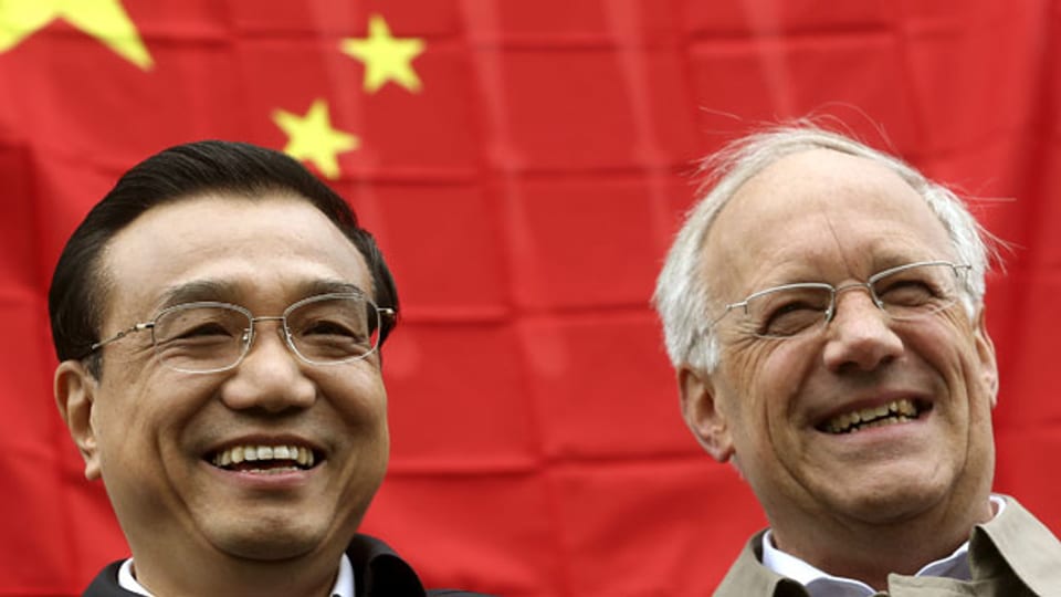 Der chinesische Ministerpräsident Li Keqiang (l) und der Schweizer Wirtschaftsminister Johann Schneider-Ammann lächeln bei ihrem Besuch in Embrach am 24. Mai 2013. Li Keqiang ist zu einem offiziellen zweitägigen Besuch in die Schweiz.