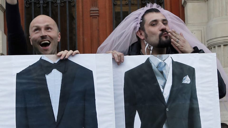 Die Homosexuellen-Ehe ist in Frankreich legalisiert. Ein gleichgeschlechtliches Paar protestiert vor dem Rathaus in Paris
