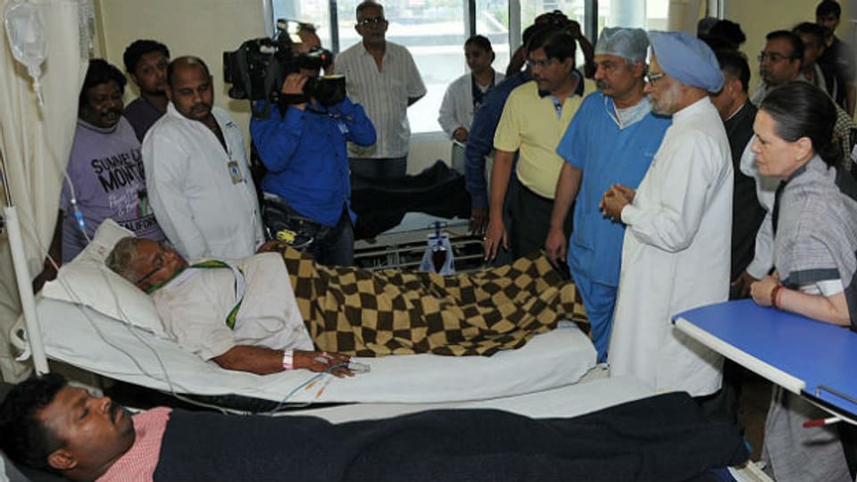 Regierungsmitglieder bei Verletzten im Spital im Bundesstaat Chhattisgarh.