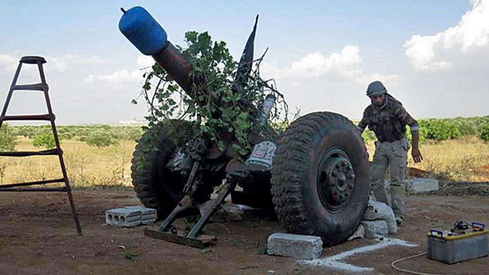 Je nach Entscheid der EU-Aussenministerkämen die syrischen Rebellen leichter zu Waffen. Foto vom 21. Mai, im Norden Syrien behelfen sich die Rebellen mit selbstgebauten Waffen.