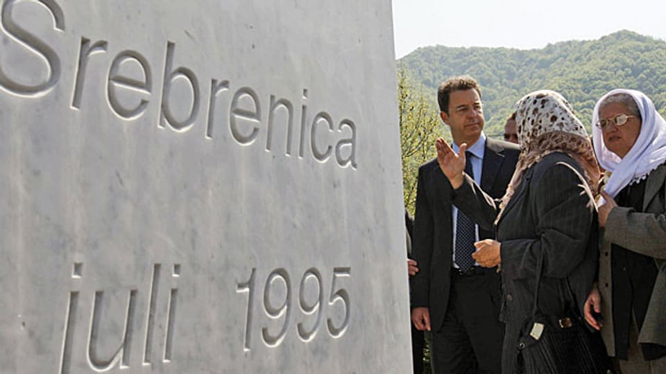 Chefankläger Serge Brammertz im April 2010 im Gespräch mit Frauen von Srebrenica.