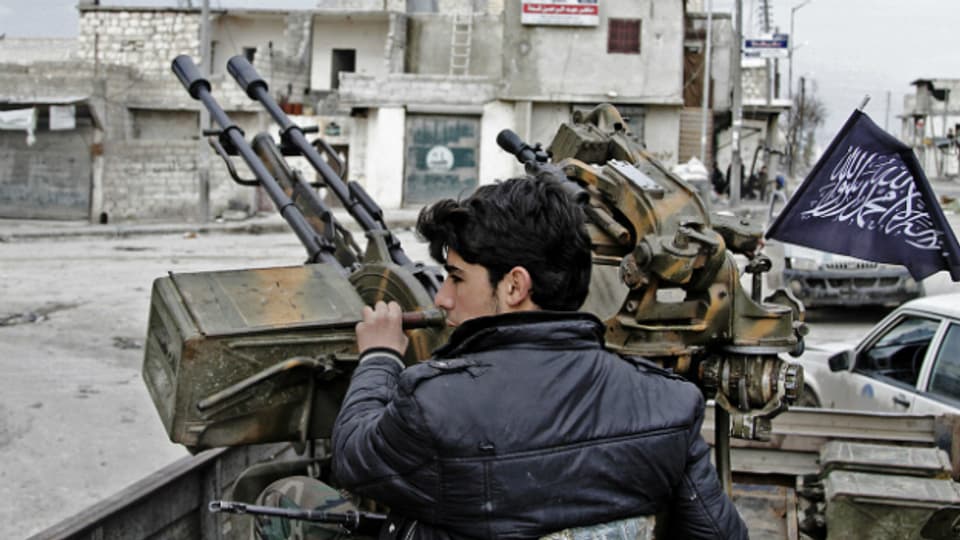 Syrischer Rebell in Aleppo an einer Flugabwehr-Waffe.