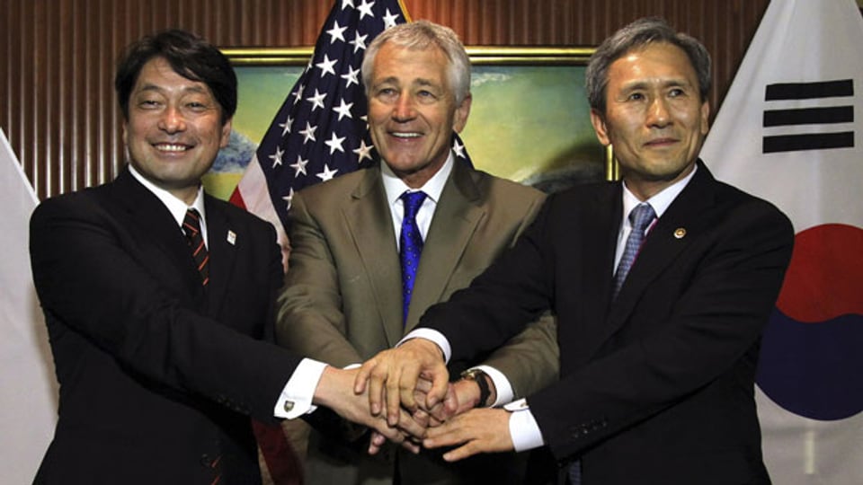 Der US-Verteidigungsminister Chuck Hagel mit seinen Amtskollegen aus Südkorea und Japan.