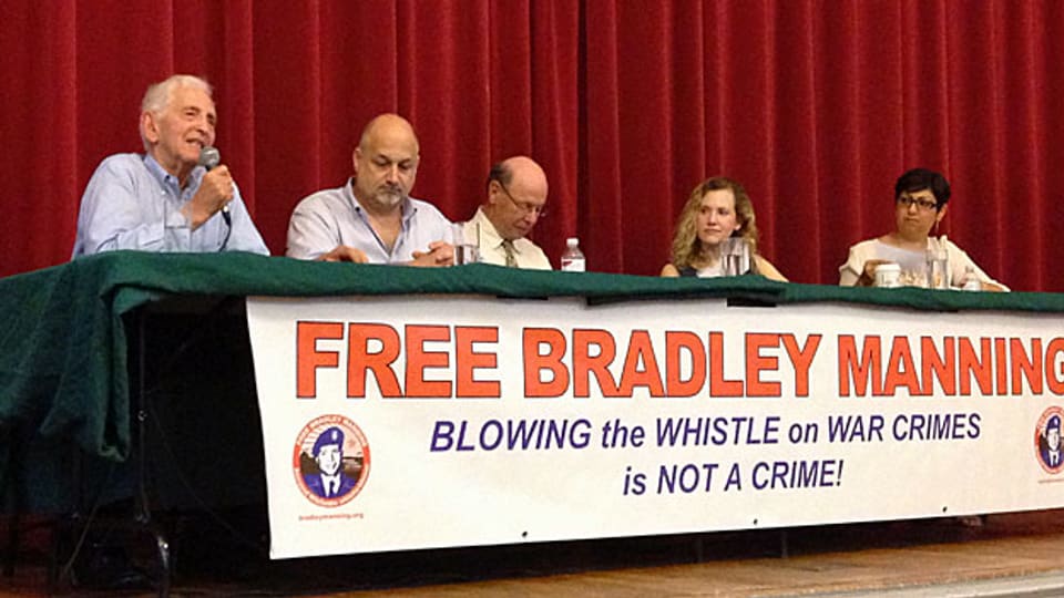 Veranstaltung des Bradley Manning Support Networks. Daniel Ellsberg (82), ganz links auf dem Podium, veröffentlichte in den 1970er Jahren geheime Pentagon-Papiere und beschleunigte so das Ende des Vietnamkriegs. Er setzt sich heute für die Freilassung von Bradley Manning ein.