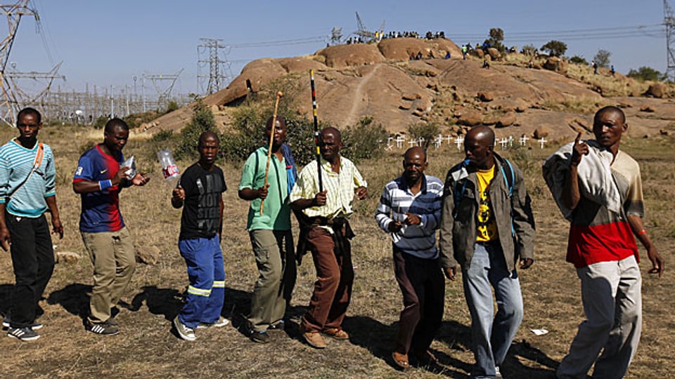 Streikende südafrikanische Minenarbeiter, am 14. Mai in einer Platin-Mine bei Rustenberg.