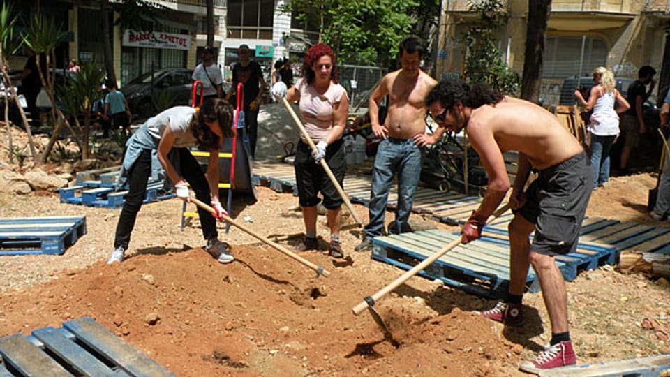 Die «Atenistas» am Werk in einem der ärmeren Wohnquartiere Athens.