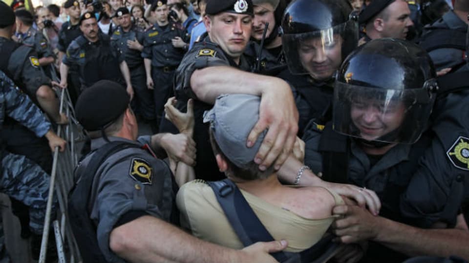 Russische Polizisten halten im Mai 2011 in Moskau einen Demonstranten fest