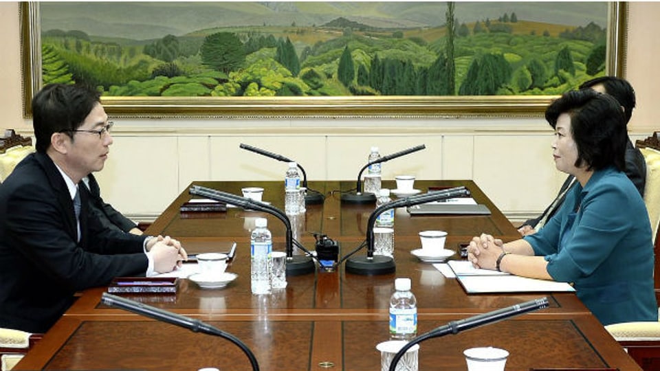 Südkoreas Chun Hae-sung (links) und Nordkoreas Kim Song Hye einigen sich auf Annäherungsgespräche.