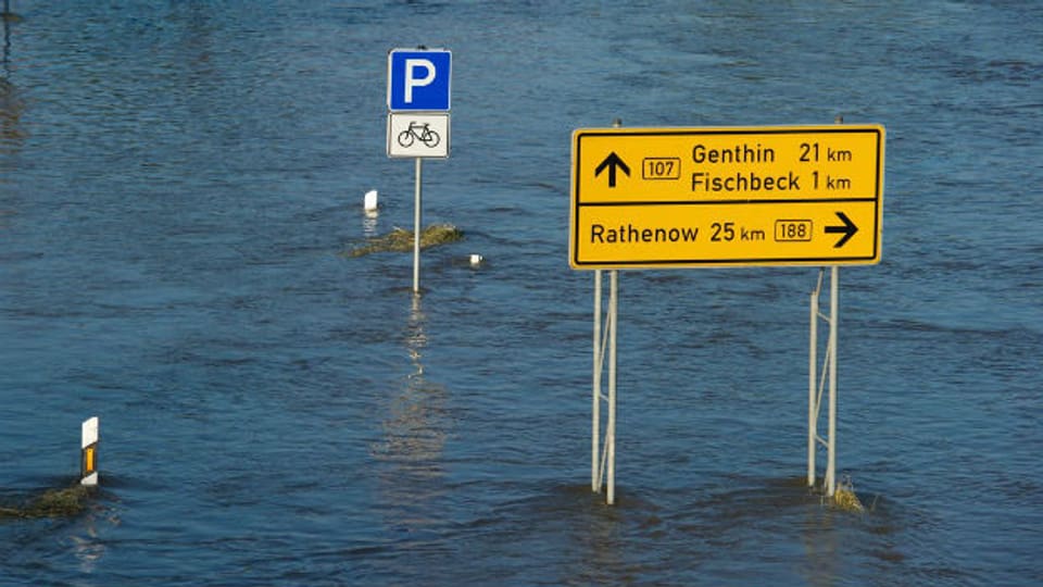 Überschwemmung nach Dammbruch in Norddeutschland.