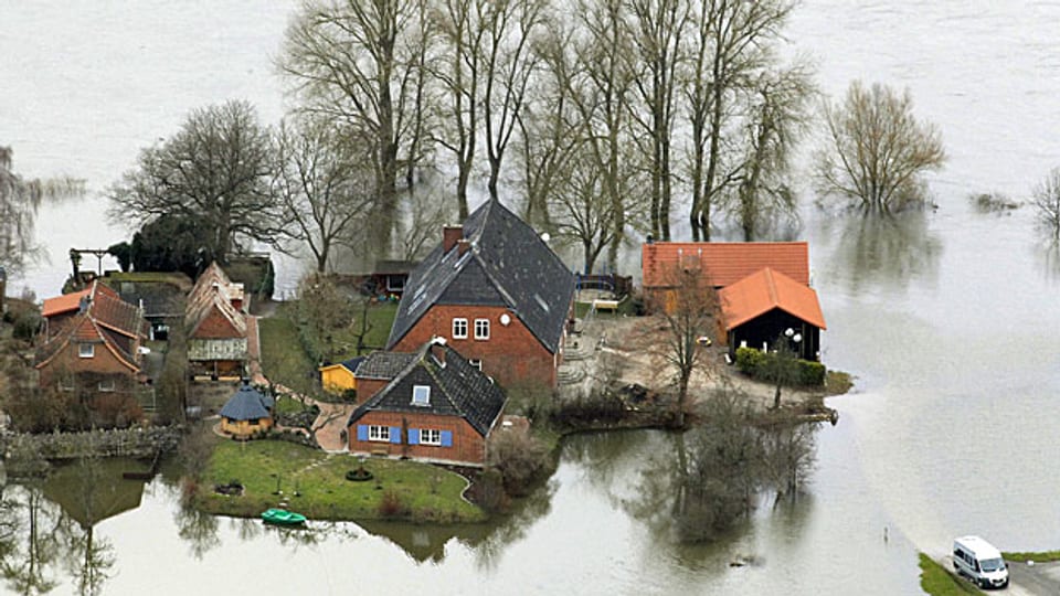 Vom Hochwasser eingeschlossene Wohnhäuser in Lauenburg.