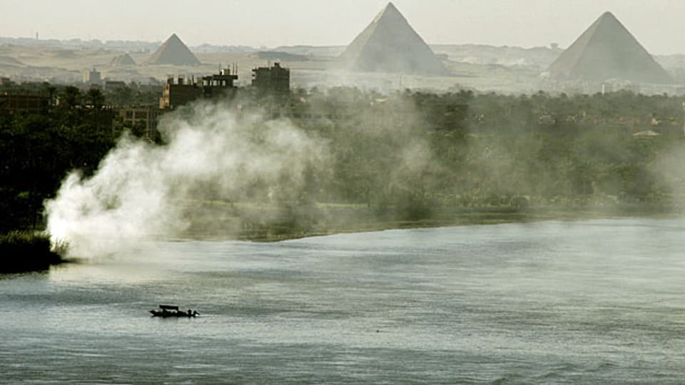 Der Nil, im Hintergrund die Pyramiden von Gizeh.