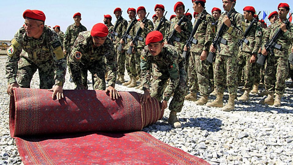Gefängnis von Bagram am 25. März 2013: Afghanische Soldaten bereiten die Übergabezeremonie der Nato an die Afghanen vor.