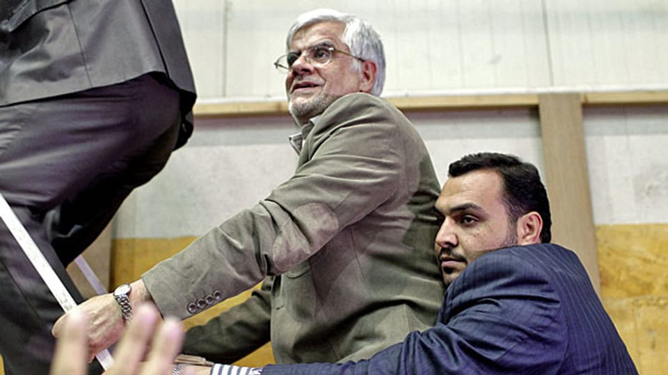 Der Reformer Mohammed Resa Aref mit einem Bodyguard, am 10. Juni in Teheran.