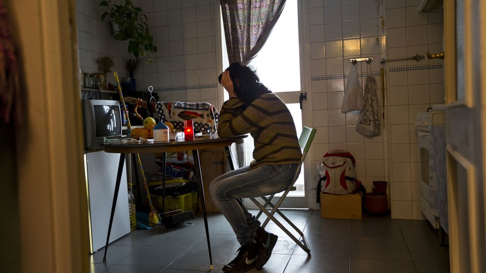 Juana M. weint in der Küche.  Sie wartet auf die Zwangsräumung ihrer Wohnung in Madrid am Freitag, 14. Dezember 2012. Juana M., 39, aus Spanien lebt in einem Miethaus mit ihren beiden Töchtern Isabel und Juani, ausserhalb Madrids und kann die Miete nicht mehr bezahlen.