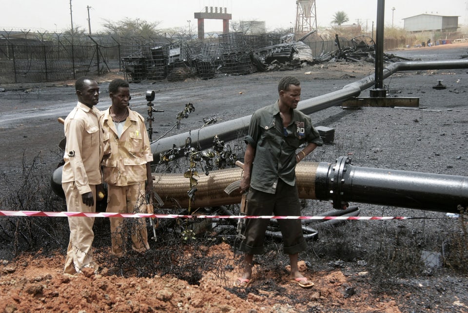 Sudanesische Soldaten sichern eine Ölpipeline.