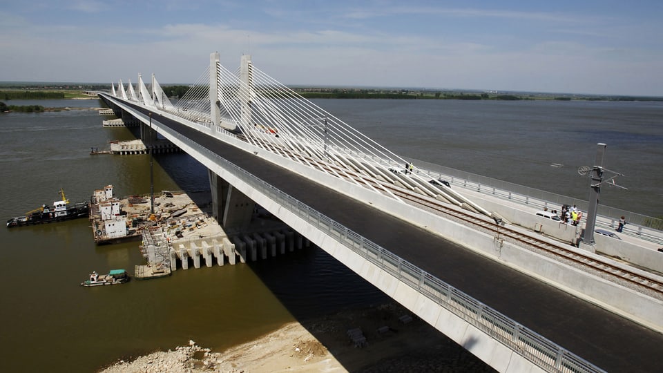 Blick auf die neue Brücke über die Donau, die Calafat in Rumänien und Vidin in Bulgarien verbindet.