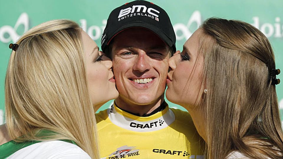 Im «Sandvich»: Küsse für Mathias Frank nach der Tour de Suisse-Etappe von Buochs nach Leuggern.