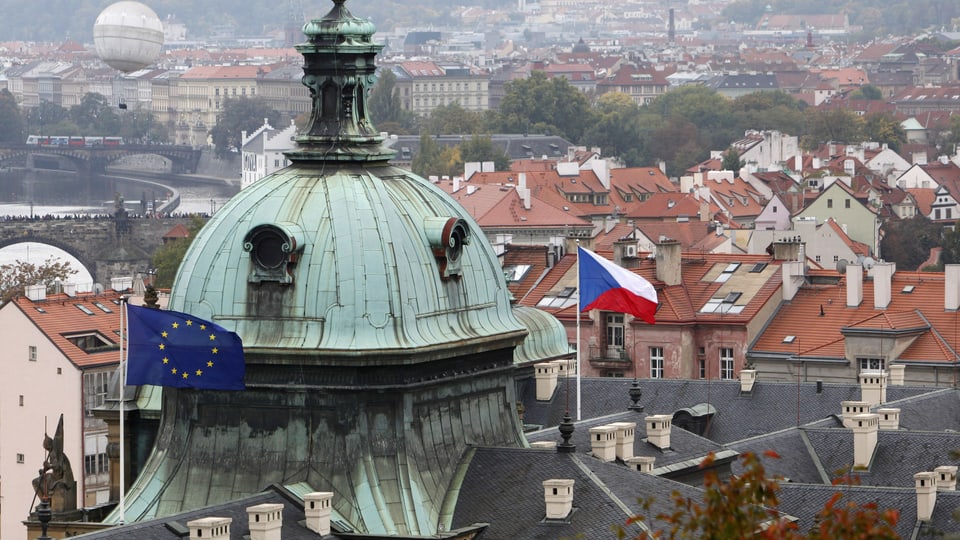 Flaggen der Europäischen Union und der Tschechischen Republik flattern auf dem Dach der tschechischen Regierung Sitz in Prag.