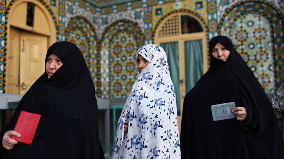 Iranische Frauen stehen in der Schlange vor einem Wahllokal bei der Präsidentschaftswahl in Qom, 125 Kilometer südlich der Hauptstadt Teheran, Iran, Freitag, 14. Juni 2013.