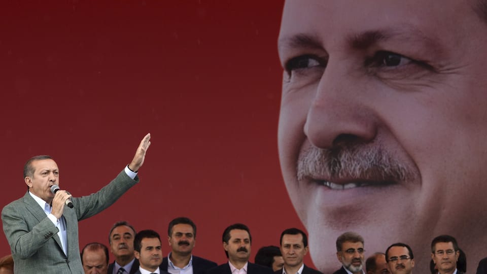 Der türkische Premierminister Erdogan (L), begleitet von seinen Ministern und Parteimitglieder, während einer Kundgebung in Ankara am 15. Juni 2013. Erdogan warnt die Demonstranten davor , weiterhin den Gezi-Park in Istanbul zu besetzen.