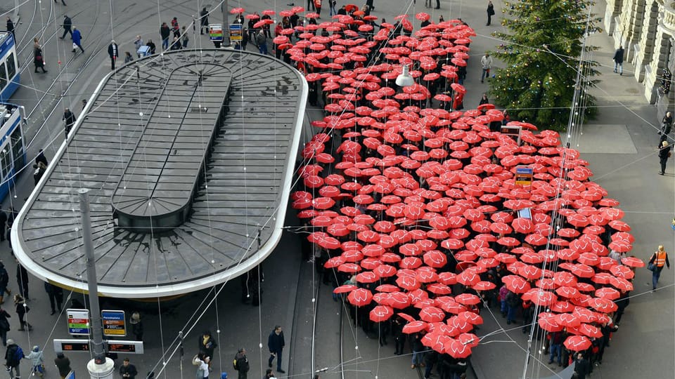 Die Gewerkschaft Unia veranstaltete eine symbolische Protestaktion gegen Finanzhaie, in Form eines riesigen Fisches aus aufgespannten Schirmen, auf dem Paradeplatz in Zürich, am Freitag, 30. November 2012.