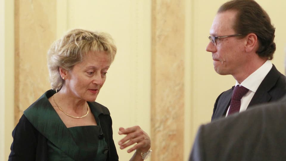 Finanzministerin Eveline Widmer-Schlumpf im Gespräch mit EU-Kommissar Algirdas Semeta.
