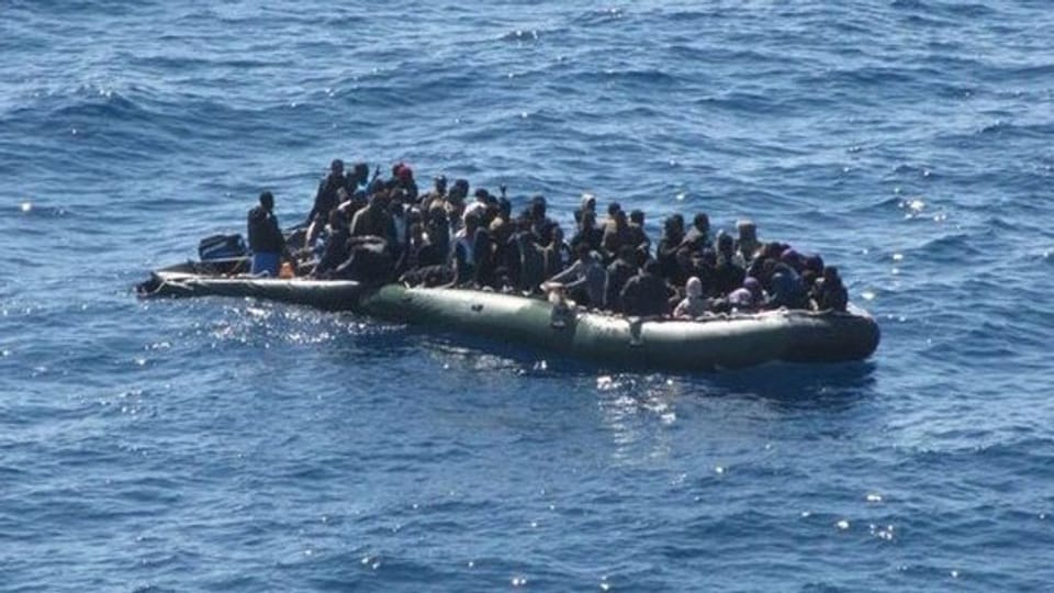 Flüchtlinge auf einem Boot vor der Mittelmeerinsel Lampedusa (Archiv).