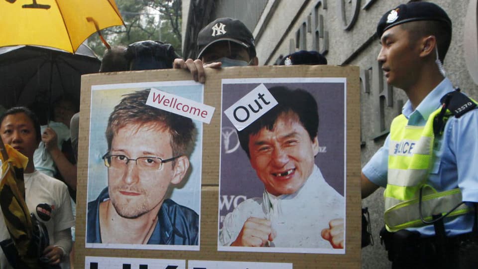 Peking reagiert erstmals harsch auf die Vorwürfe des früheren amerikanischen Vizepräsidenten Dick Cheney. Bild: Ein Fan hält ein Foto von Edward Snowden,  zusammem mit dem Filmstar Jackie Chan, während einer Demonstration vor dem Generalkonsulat der Vereinigten Staaten in Hong Kong am 15. Juni 2013.