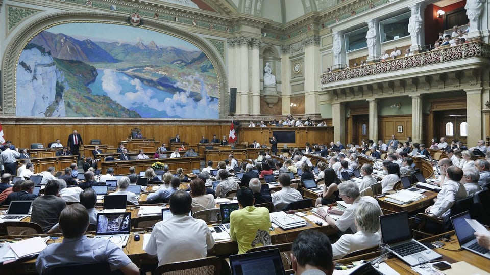 Nationalräte sitzen im Saal während der Debatte um den Steuerstreit der Schweizer Banken mit den Vereinigten Staaten im Nationalrat, am Dienstag, 18. Juni 2013 während der Sommersession der Eidgenössischen Räte in Bern.