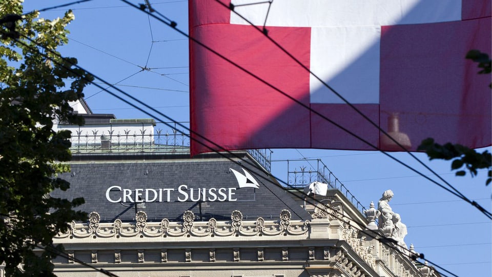Hat der Finanzplatz Schweiz noch eine Zukunft? Logo der Credit Suisse am Paradeplatz in Zürich.
