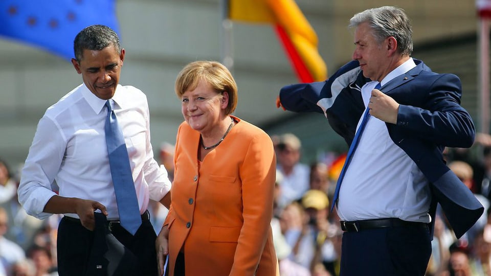 US-Präsident Barack Obama (L), die deutsche Bundeskanzlerin Angela Merkel (M) und Bürgermeister von Berlin Klaus Wowereit (R) verlassen  die Bühne am Brandenburger Tor in Berlin, Deutschland, 19. Juni 2013.