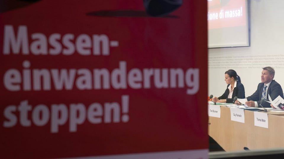 Die Zürcher SVP Kantonsrätin Anita Borer, SVP Parteipräsident Toni Brunner, während einer Medienkonferenz der SVP über die Einwanderungsinitiative «Masseneinwanderung stoppen» am Montag, 25. Juli 2011, in Bern.