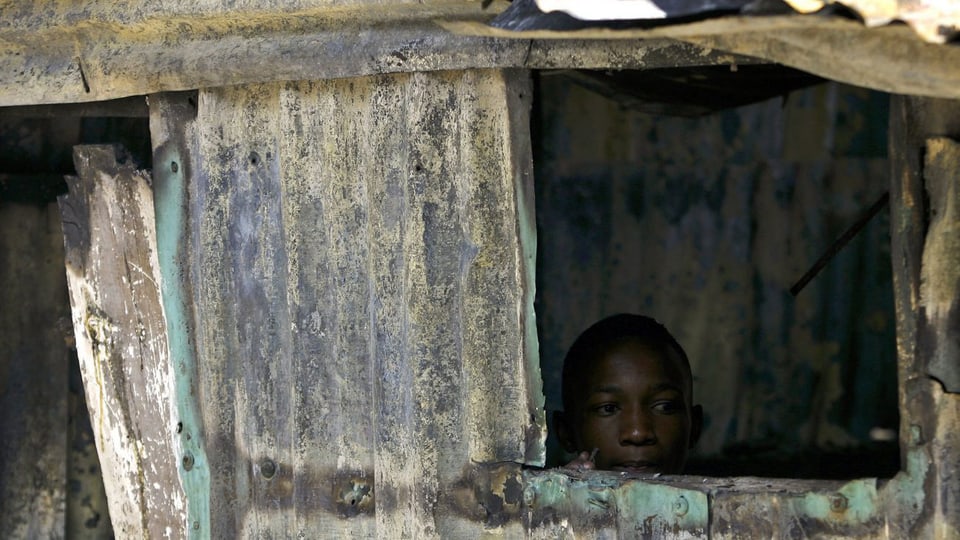 Ein Junge schaut aus einer kleinen Hütte im Mathare Slum in Nairobi, Kenia, am 31. März 2013. Afrika-Korrespondent Patrik Wülser hat mit Slumbewohnern in Nairobi gesprochen.