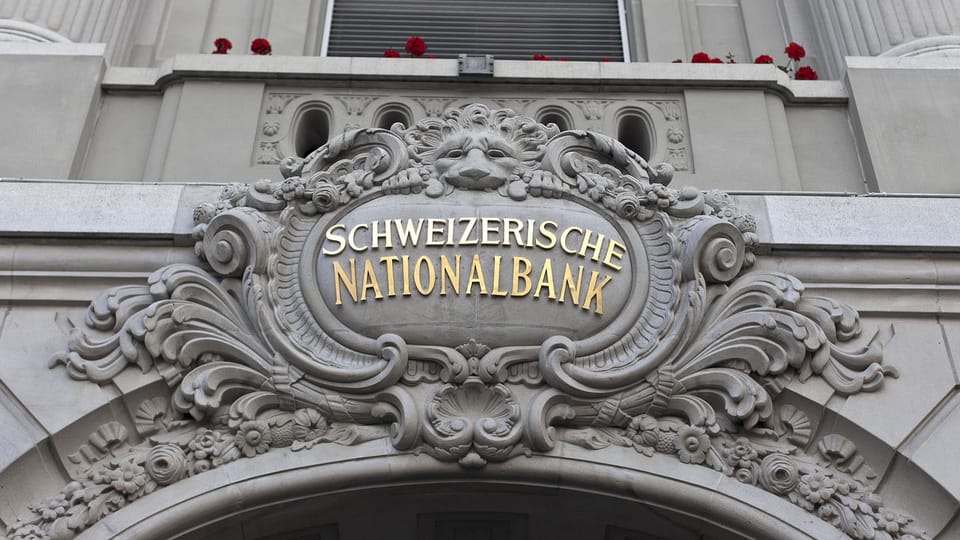 Eingang zur Schweizerischen Nationalbank in Bern. Die Nationalbank warnt vor einer Immobilienblase. Wenn sie platzen sollte, könnte dies der Schweiz grosse Probleme bereiten.