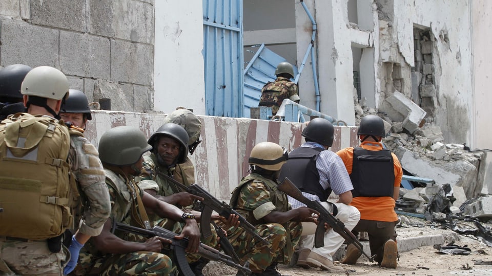 Ein Selbstmordattentäter und mehrere bewaffnete Männer überfielen am 19. Juni 2013 das Uno-Gelände in der somalischen Hauptstadt Mogadischu. Security-Agenten beim Sichern des Gebäudes.