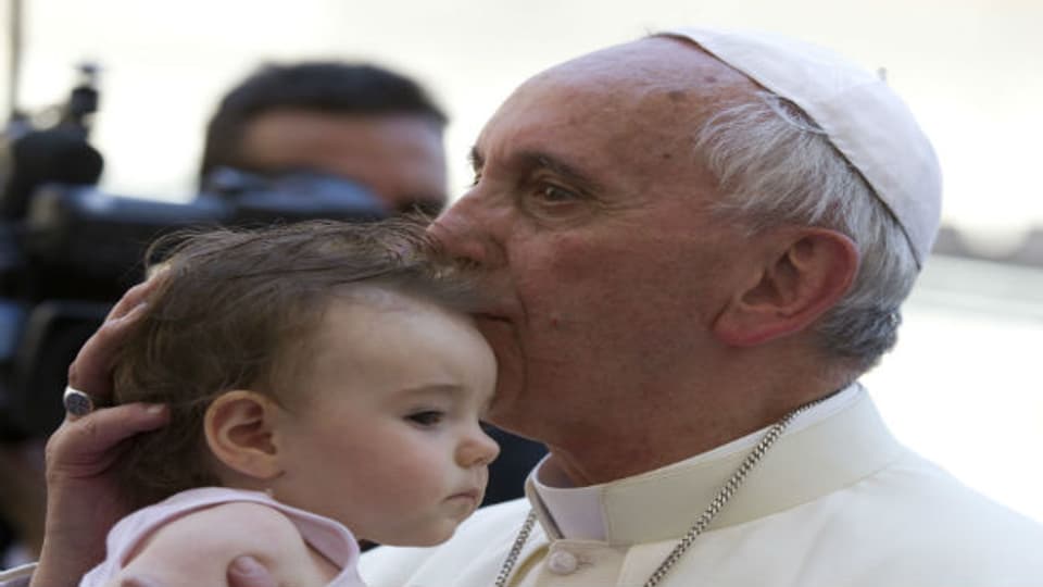 Papst Franziskus mit Kind.