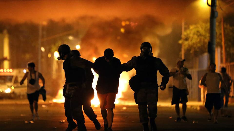 Polizisten verhaften einen Demonstranten während einer in Rio de Janeiro, Brasilien am 20. Juni 2013. Ungefähr 300 000 Menschen protestierten im Stadtzentrum.