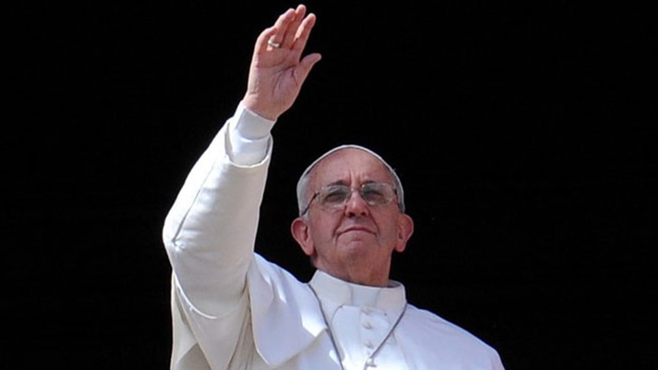 Papst Franciscus grüsst die Gläubigen nach Abgabe der Urbi et Orbi-Botschaft an Ostern 2013 auf dem Petersplatz in Rom.