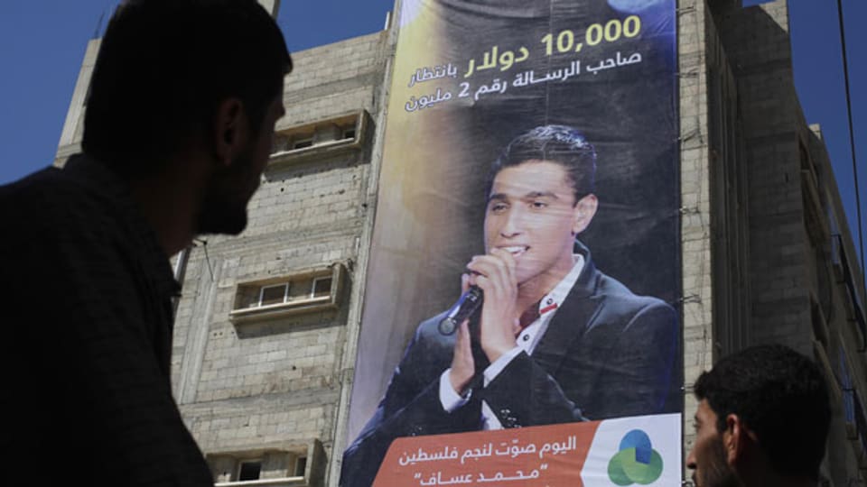 Der Sänger Mohammed Khan Younis in Assaf auf einem Plakat im südlichen Gazastreifen, 20. Juni 2013. Er ist einer der Finalisten beim TV-Talentwettbewerb «Arab Idol».