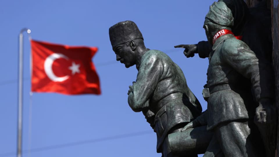 Eine türkische Fahne flattert in der Nähe des Denkmals von Mustafa Kemal Ataturk am Taksim-Platz in Istanbul am 24. Juni 2013.