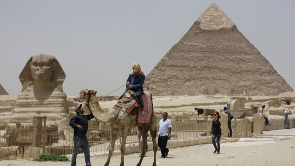 Der Tourismus war Ägyptens wichtigster Devisenbringer. Früher  kamen Hunderte von Touristen, heute bleiben sie zu Hause.  Entsprechend ist die Stimmung bei den Händlern.  Pyramide von Giza.