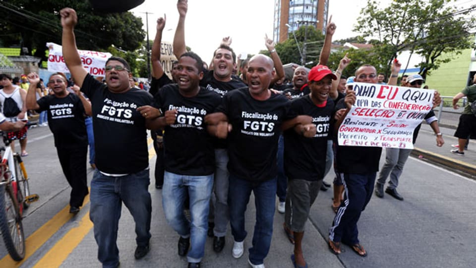 Arbeiter marschieren während einer Protestaktion gegen den Confederations Cup und die Regierung von Dilma Rousseff in Brasilien am 20. Juni 2013.