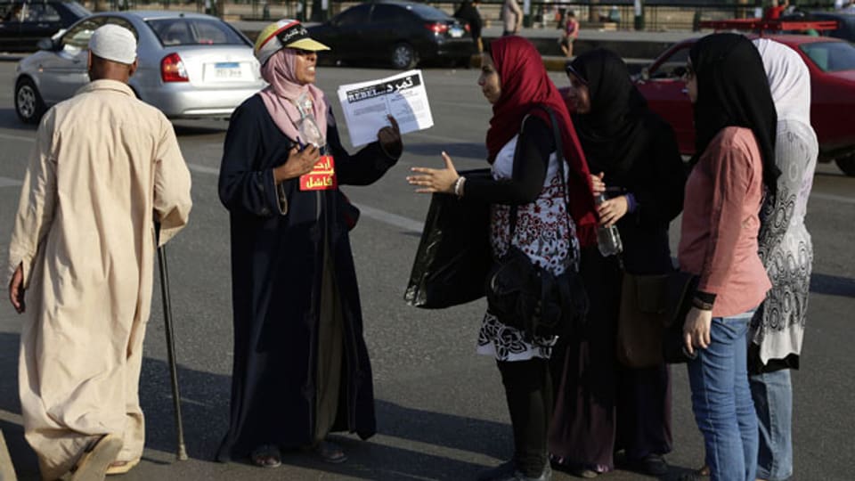 Eine ägyptische Aktivistin ermutigt Passanten,  eine Petition von «Tamarod»  (zu deutsch: «Rebell») zu unterschreiben. Es ist eine Kampagne, um den ägyptischen  Präsidenten Mohammed Mursi zu stürzen.
