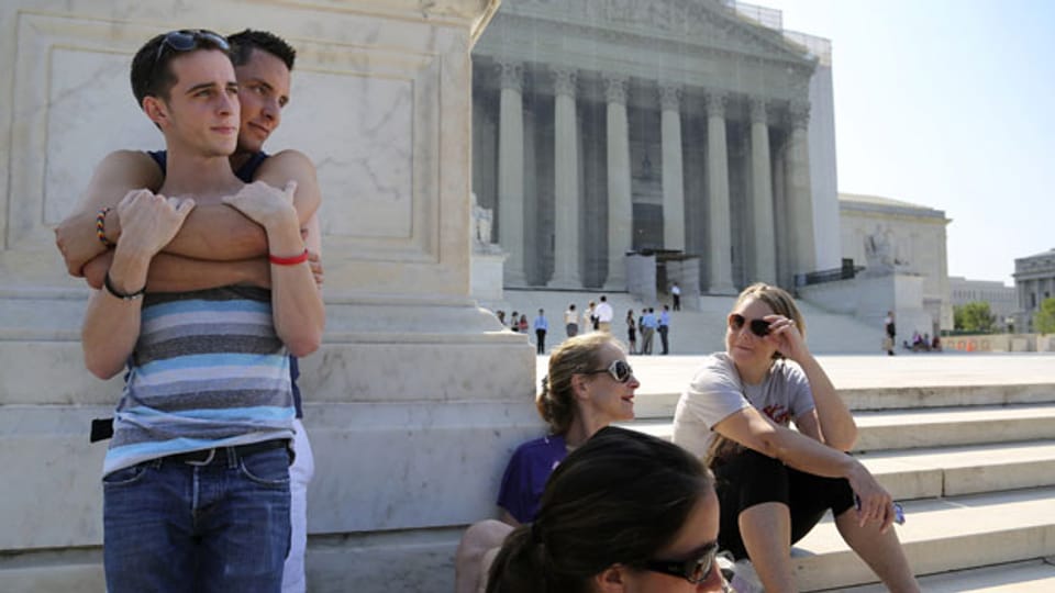 Die Homosexuellen Chase Hardin (L) und Sam Knode (2nd L) warten vor dem  U.S. Supreme Court in Washington und hoffen, dass die Ehe unter Gleichgeschlechtlichen erlaubt wird.