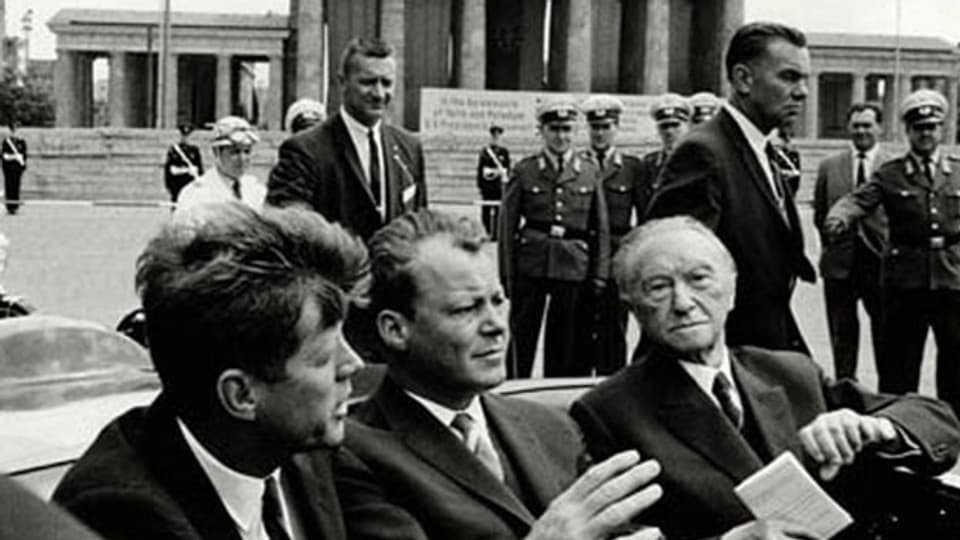 US-Präsident John Fitzgerald Kennedy sagt vor rund 300‘000 Menschen auf dem Hauptplatz vor Schöneberg Rathaus in West-Berlin am  26. Juni 1963 die legendären Worte «Ich bin ein Berliner».