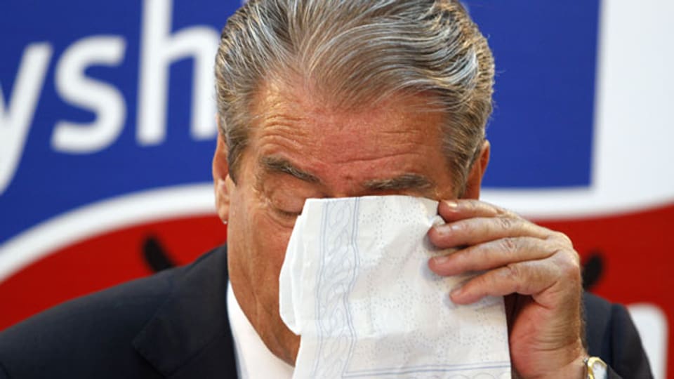 Albaniens Premierminister Sali Berisha wischt sich Tränen weg während der Pressekonferenz in Tirana am  26. Juni 2013.