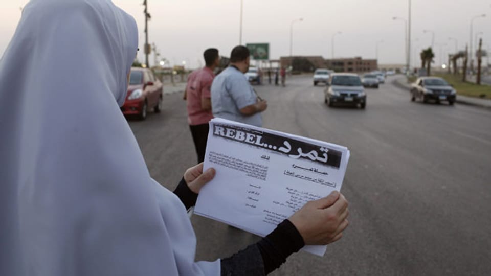 Ein Freiwilliger von der Opposition stoppt den Verkehr, um Unterschriften für die Kampagne gegen Präsident Mursi zu sammeln.