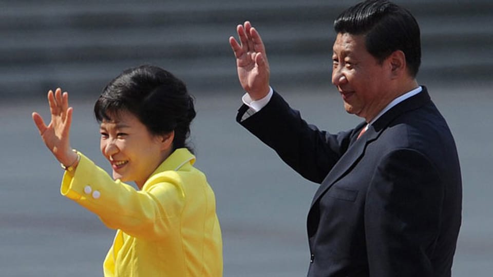 Der chinesische Präsident Xi Jinping (rechts) begrüsst die südkoreanischen Präsidenten Park Geun-Hye  in Peking, China, am 27. Juni 2013.